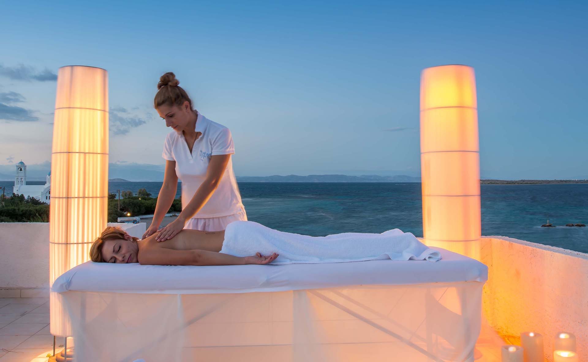 The Agistri rooms services & facilities include A/C & heating, kitchenettes, private balconies, flat-screen TVs, wifi, comfortable furniture and more.